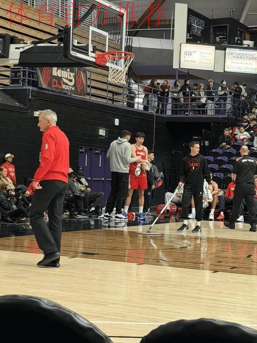 拓记：克林根今日观战G联赛，暂停期间对杨瀚森进行指导